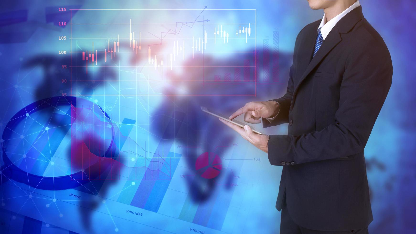 El primer plano de un hombre de negocios está usando una tableta con un gráfico de finanzas analíticas foto
