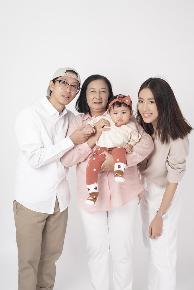 familia asiática feliz sobre fondo blanco foto