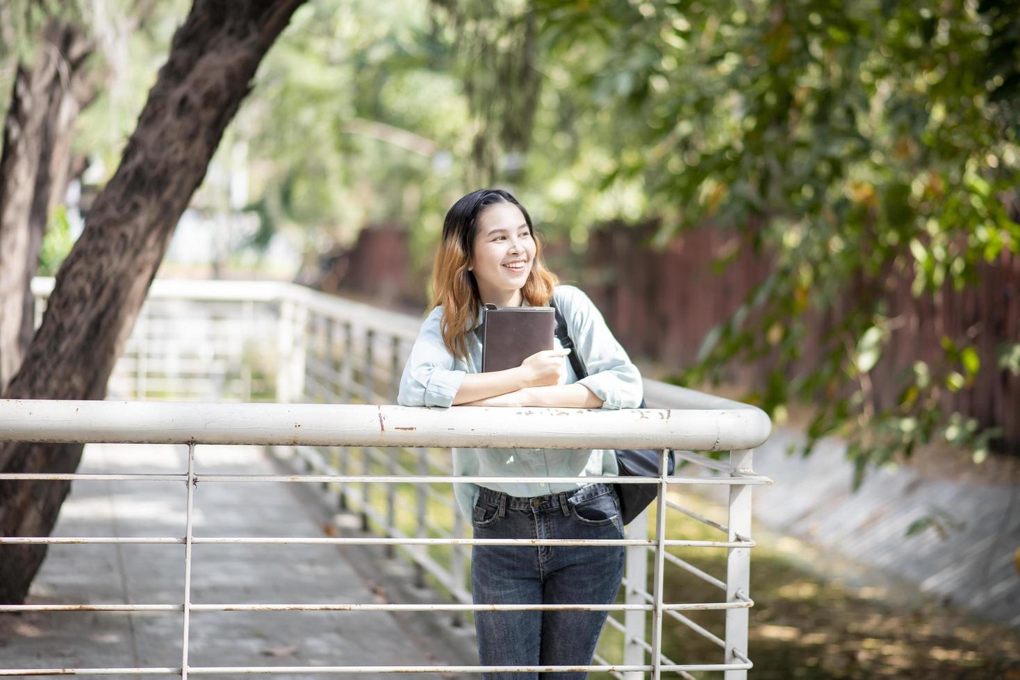 feliz joven estudiante universitario asiático. foto