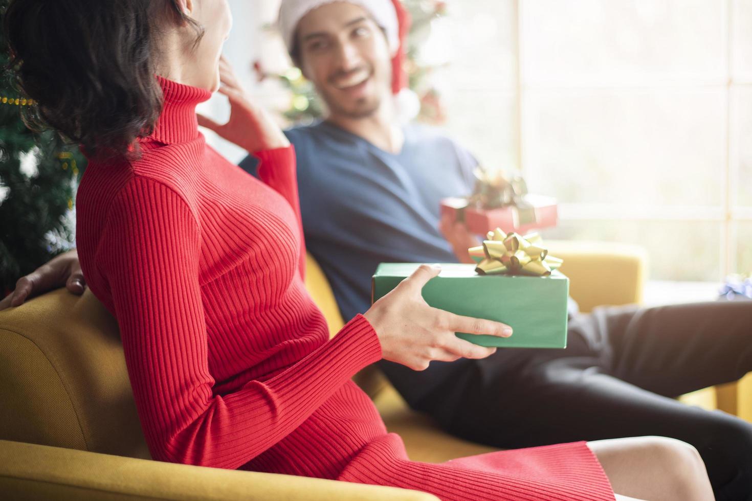 atractiva pareja caucásica de amor están celebrando la navidad en casa foto