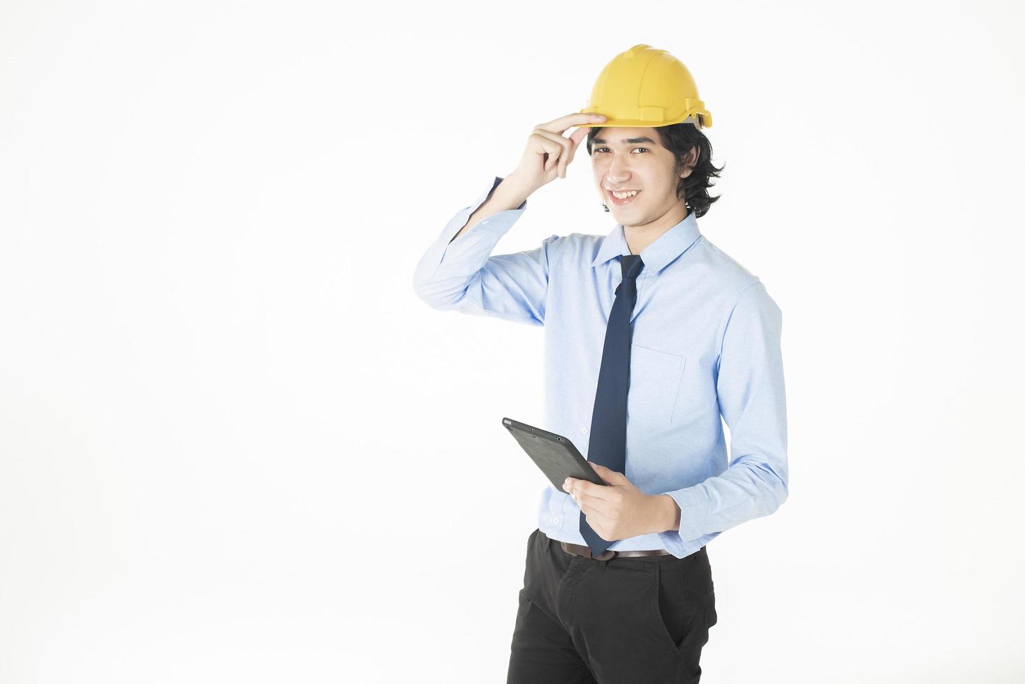 El retrato de un apuesto ingeniero caucásico confía en el fondo blanco foto