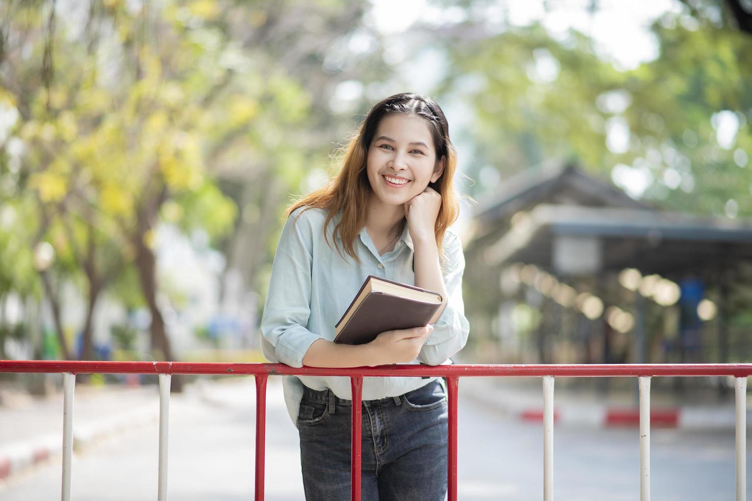 feliz joven estudiante universitario asiático. foto