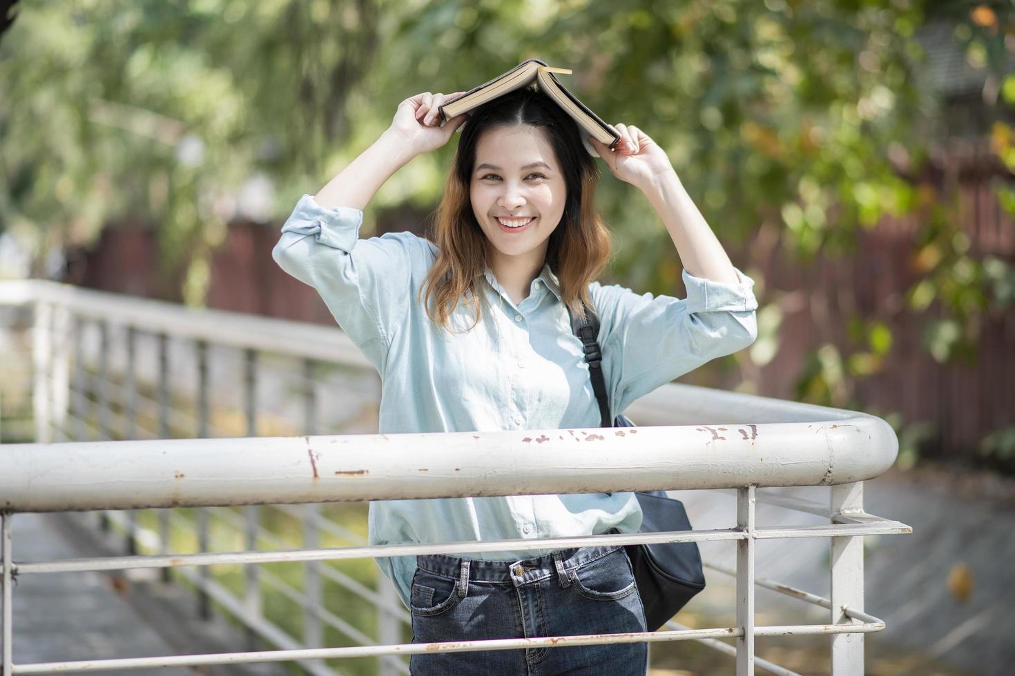 feliz joven estudiante universitario asiático. foto