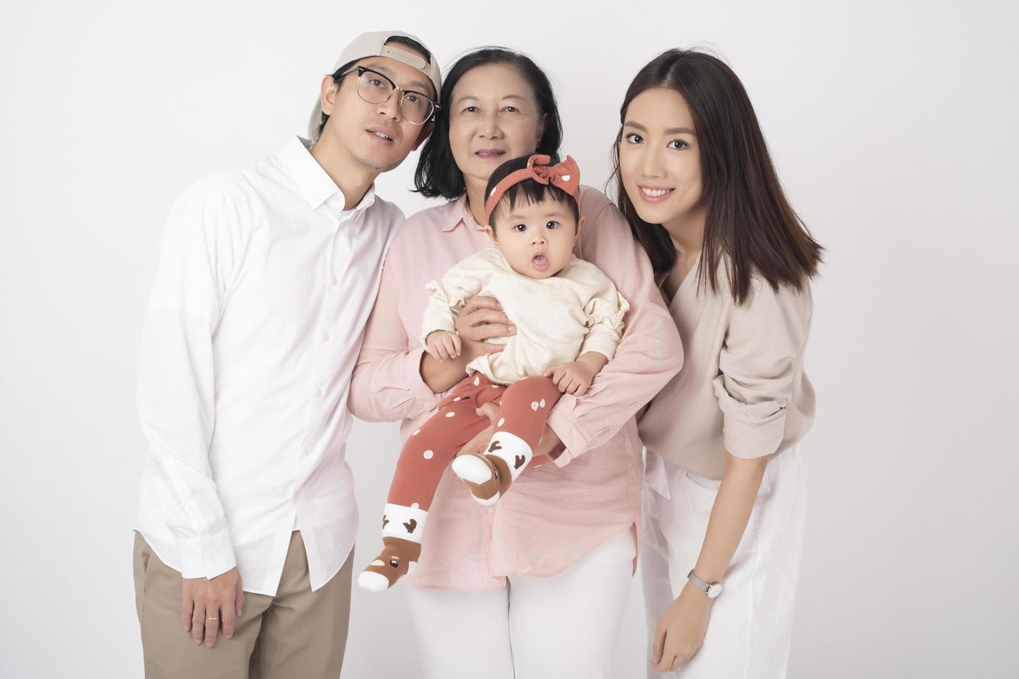 familia asiática feliz sobre fondo blanco foto