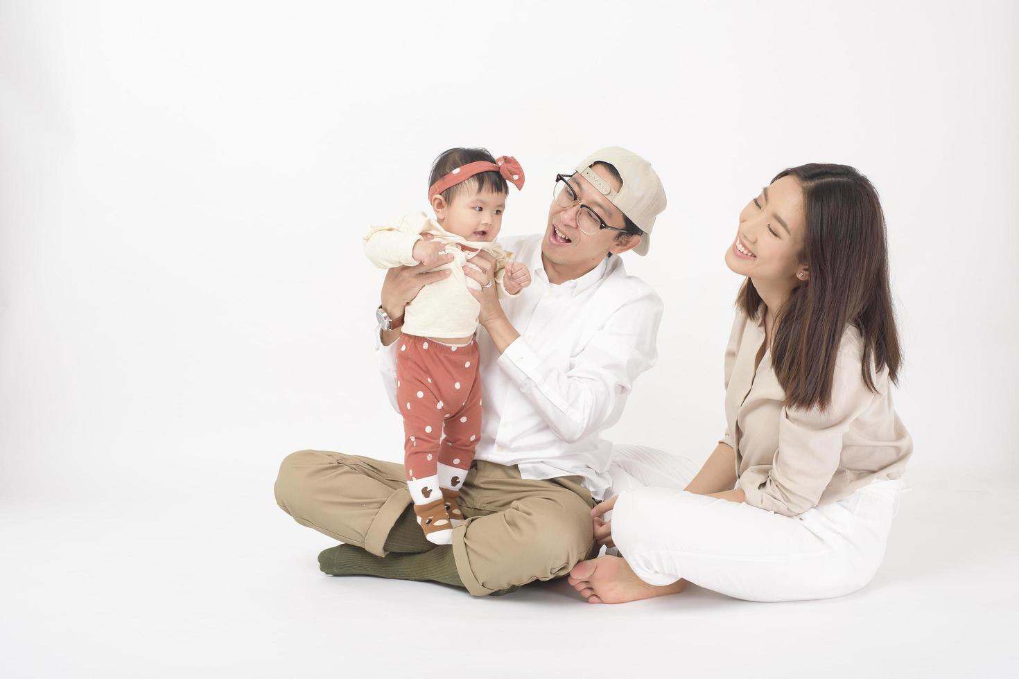 familia asiática feliz sobre fondo blanco foto