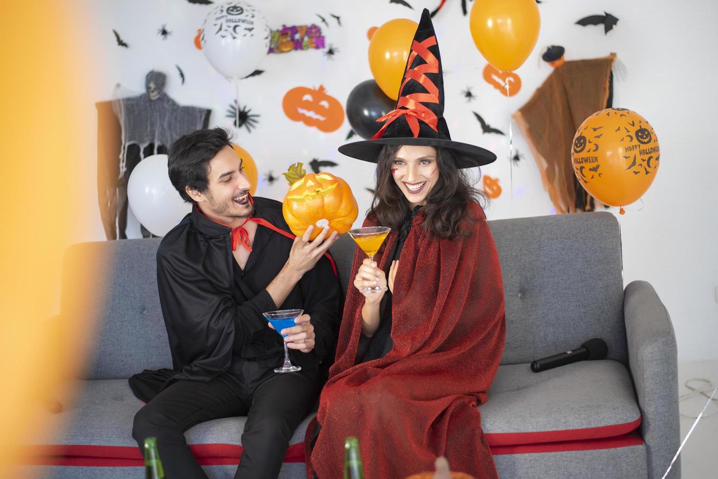 feliz pareja de amor disfrazada y maquillada en una celebración de halloween foto