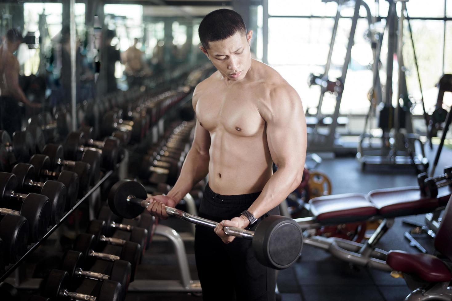 un hombre de fitness hace ejercicio en el gimnasio foto