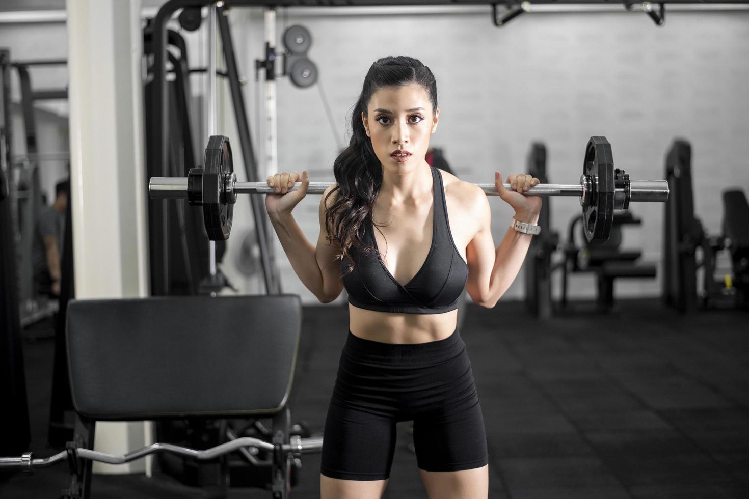 hermosa mujer de cuerpo perfecto se ejercita en el gimnasio foto