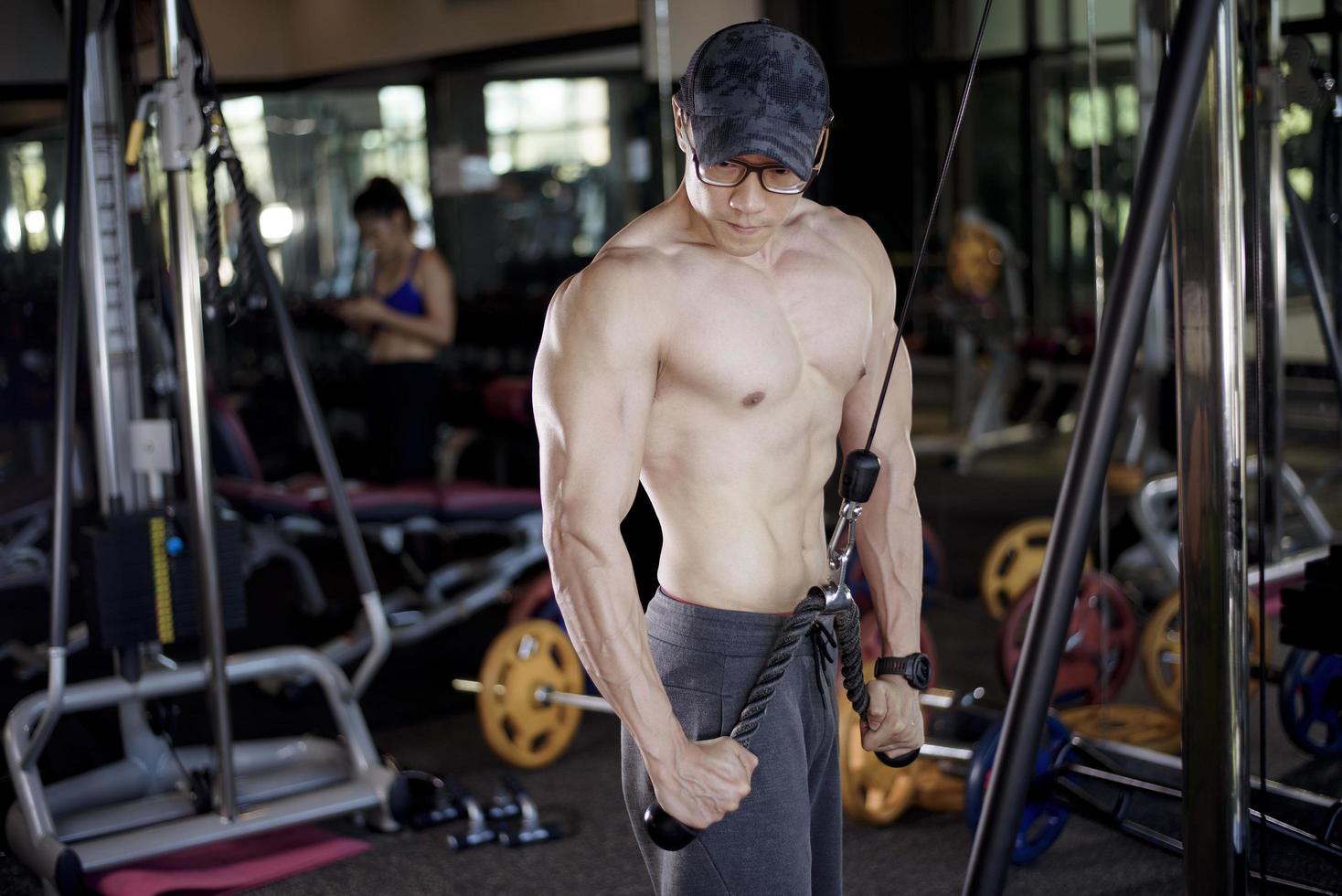 un hombre de fitness hace ejercicio en el gimnasio foto