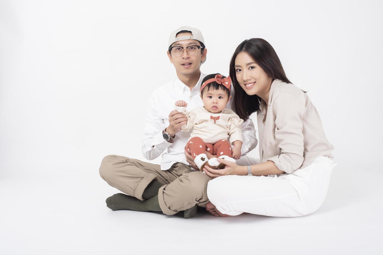 familia asiática feliz sobre fondo blanco foto