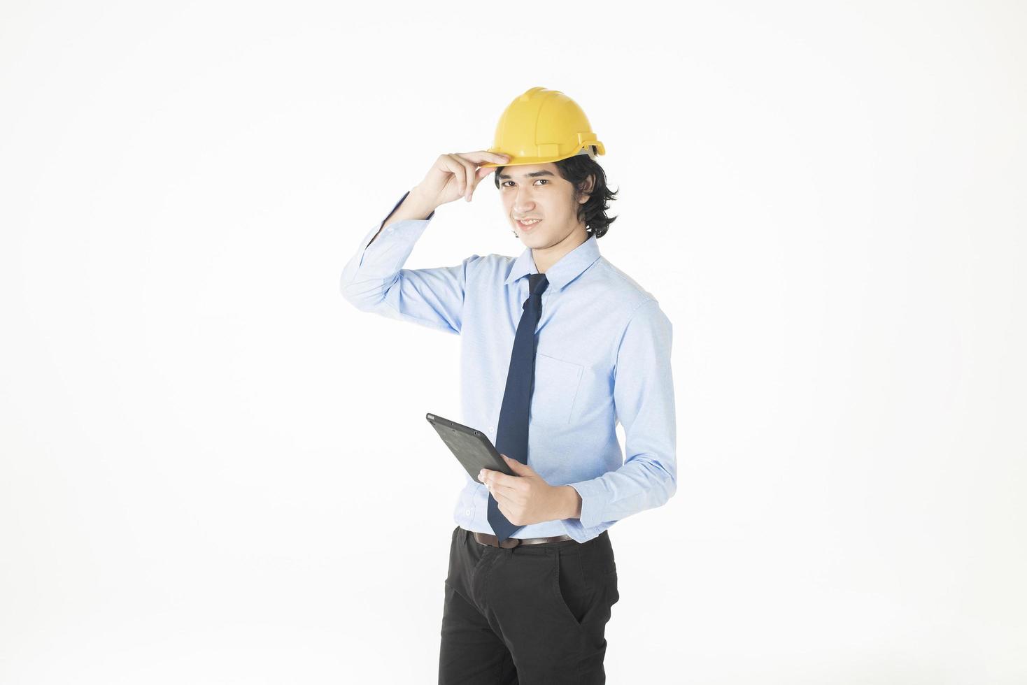 El retrato de un apuesto ingeniero caucásico confía en el fondo blanco foto