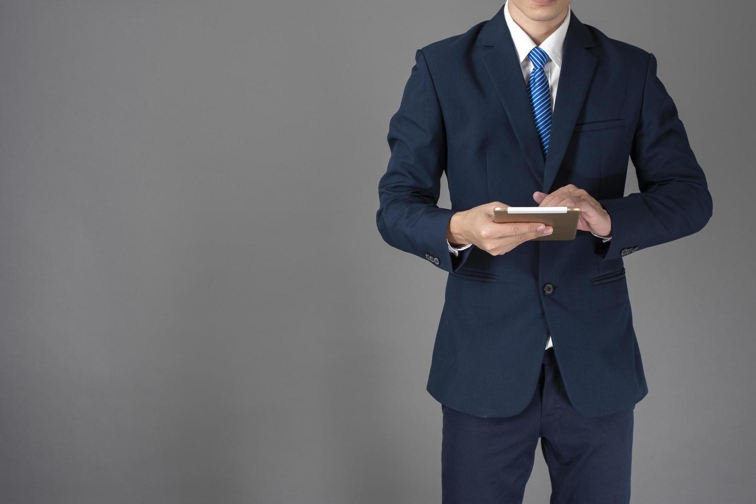 el primer plano del hombre de negocios está usando una tableta foto