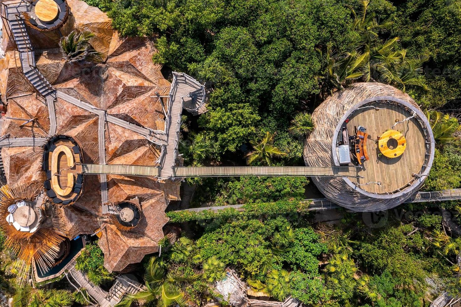 hermosas cabañas de madera y edificios en medio de un bosque. foto