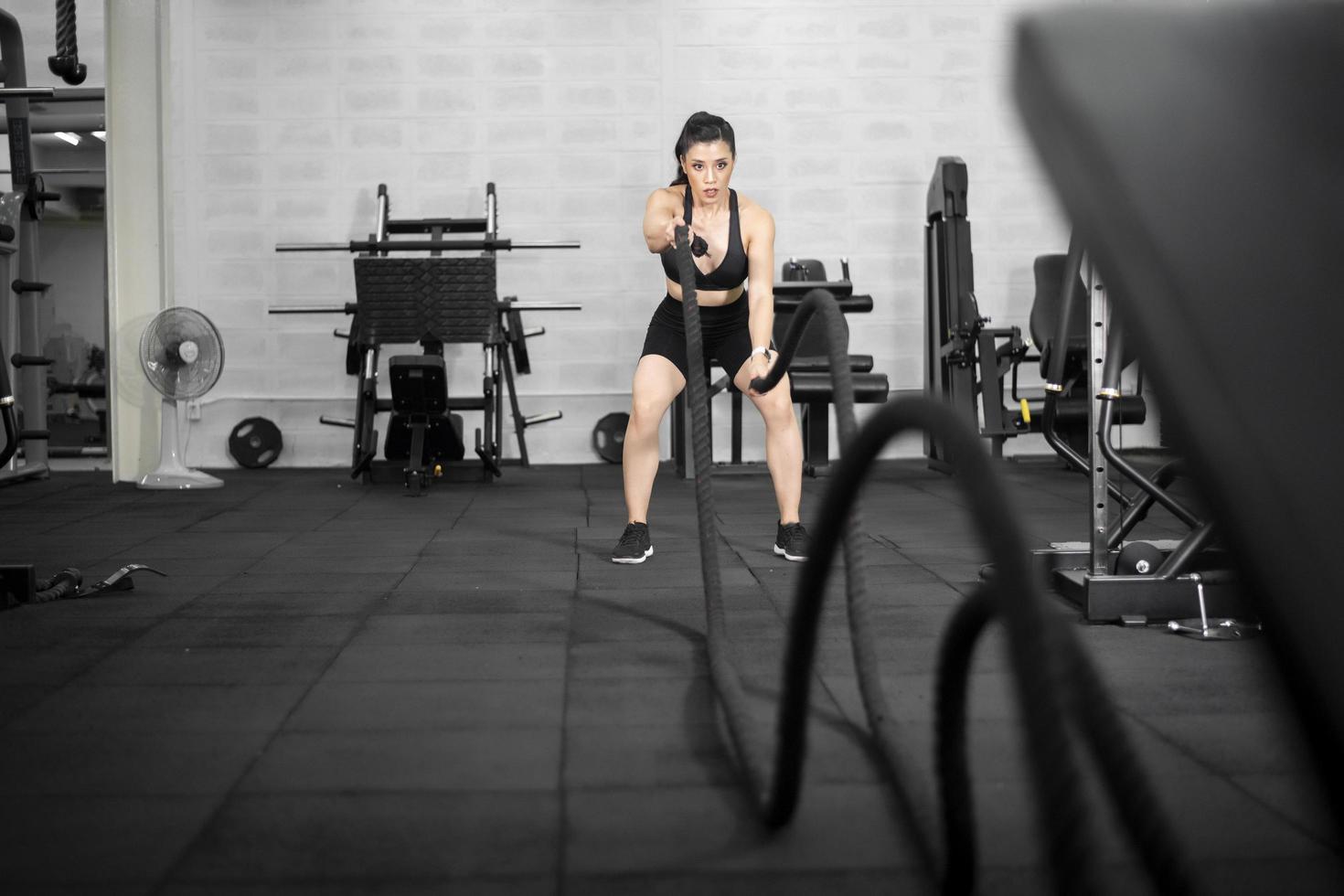 hermosa mujer de cuerpo perfecto se ejercita en el gimnasio foto