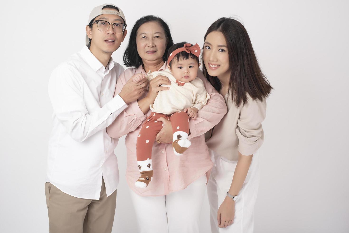 familia asiática feliz sobre fondo blanco foto