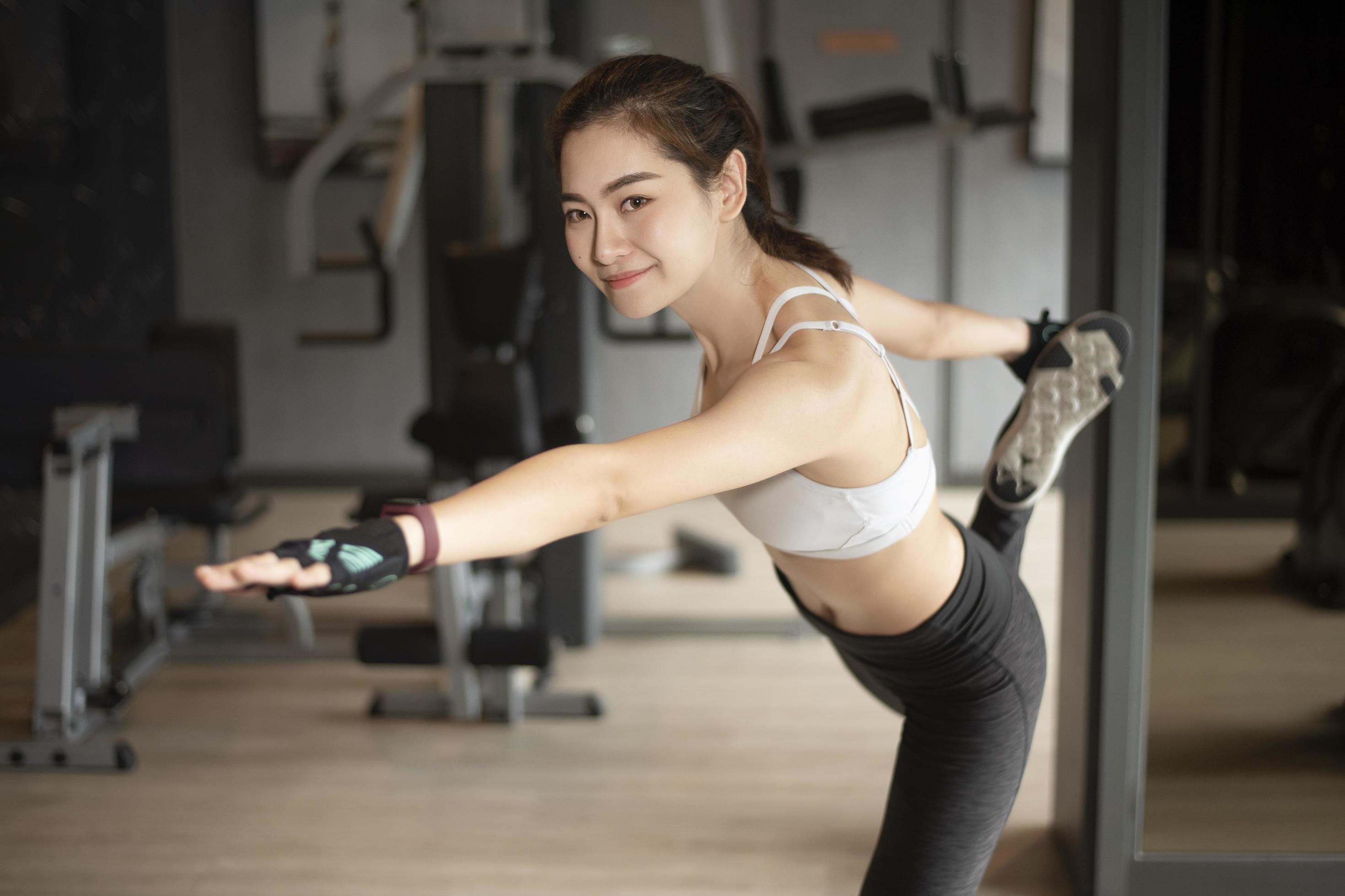 Hermosa Mujer Asiática Fitness Con Una Toalla Después Del Entrenamiento:  fotografía de stock © chanwity #286907288