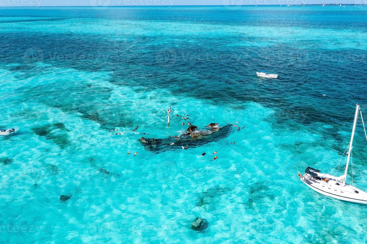 gente buceando alrededor del naufragio cerca de bahamas en el mar caribe. foto