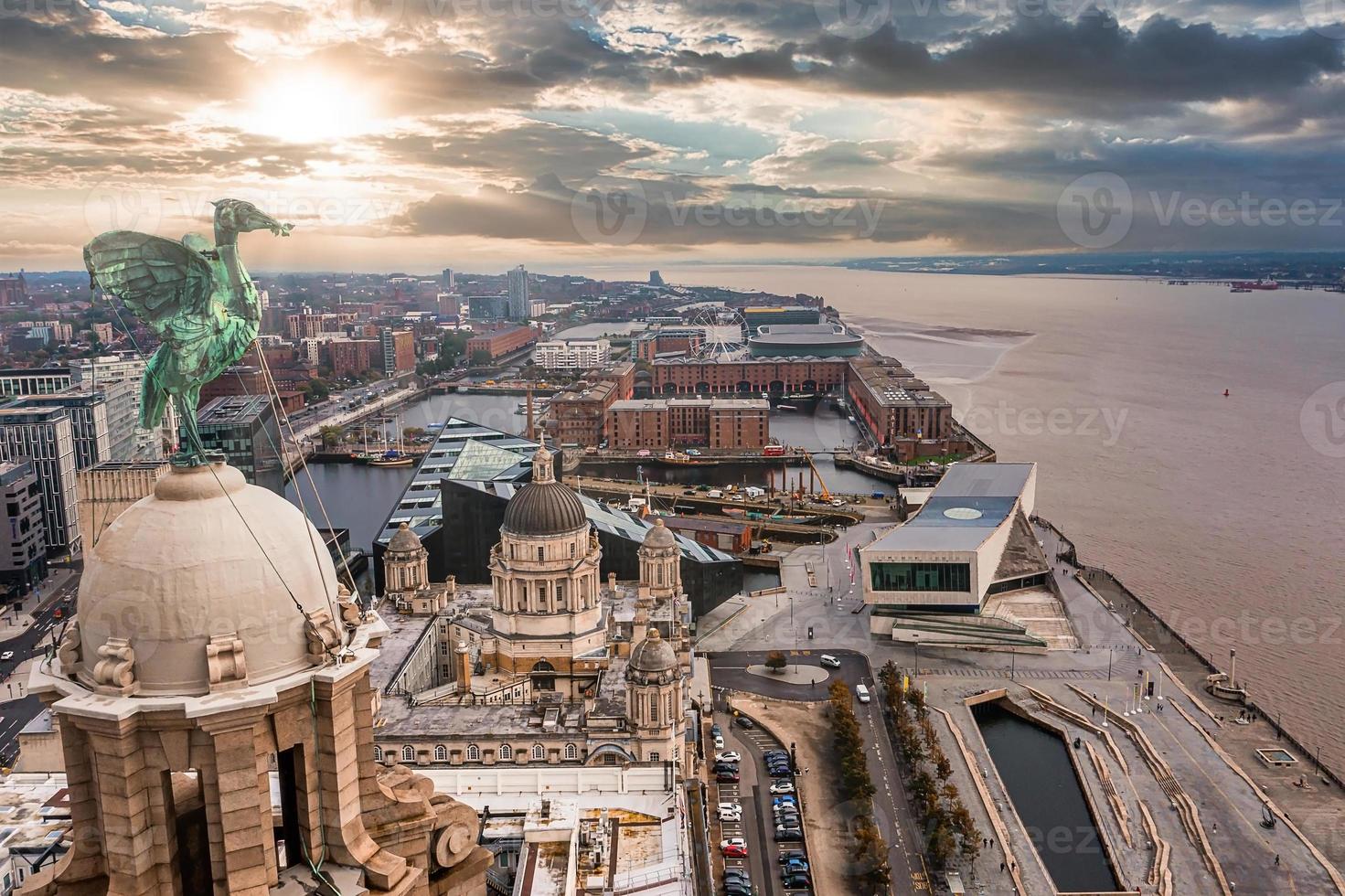 Primer plano aéreo de la torre del Royal Liver Building en Liverpool foto