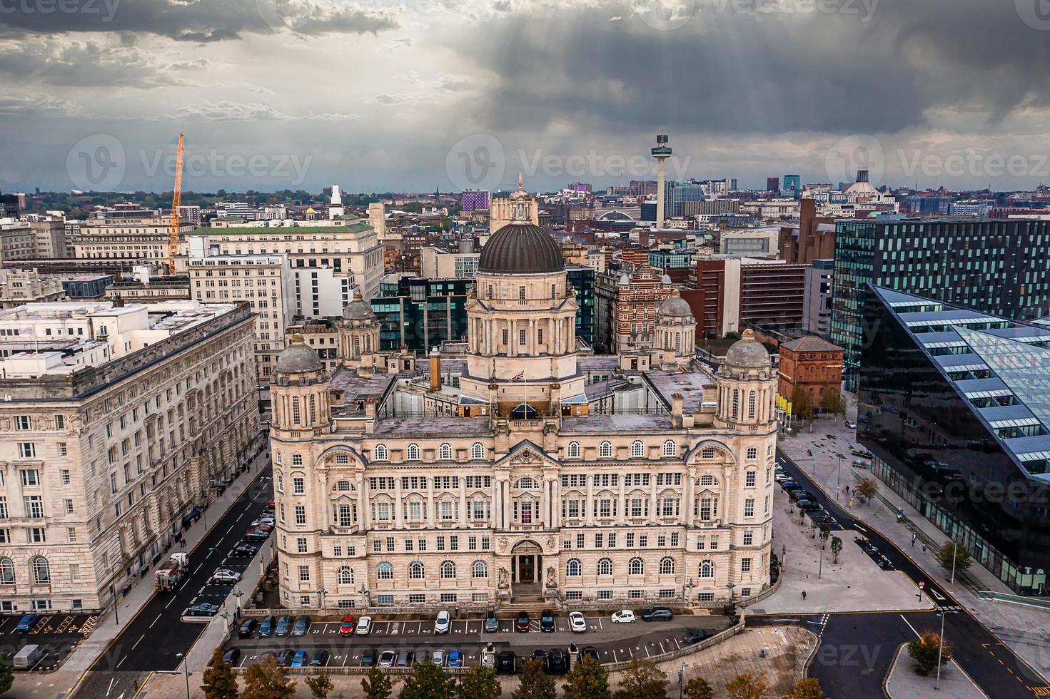 Primer plano aéreo de la torre del Royal Liver Building en Liverpool foto