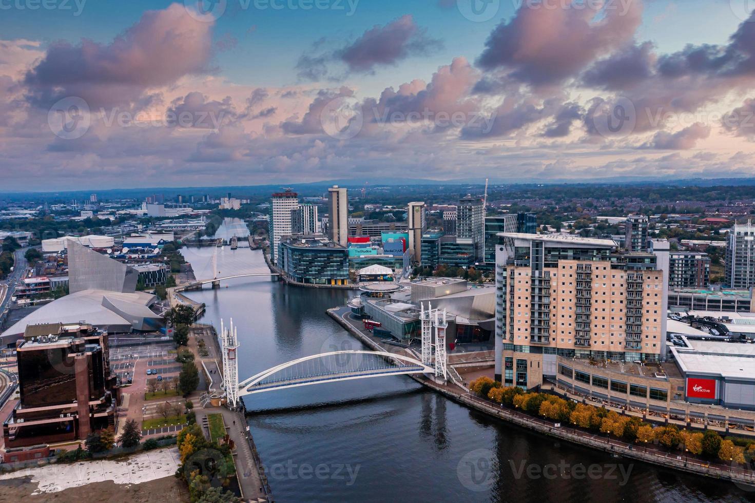 vista aérea de la ciudad de los medios del reino unido está a orillas del manchester al atardecer foto