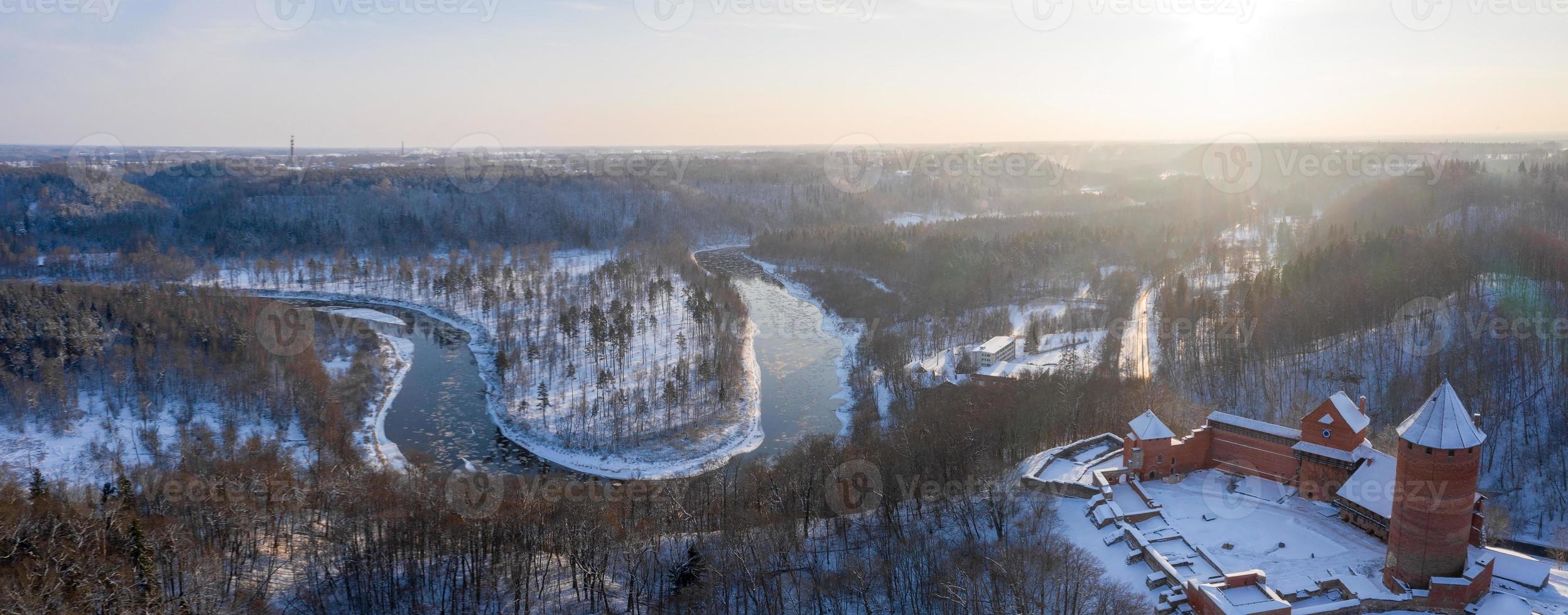 vista clásica de primer plano del famoso castillo a la luz escénica de la mañana al amanecer en un hermoso día frío y soleado en invierno. foto