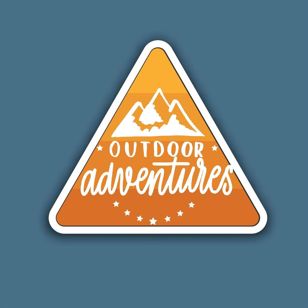 emblema de viaje de montaña. emblema de aventura al aire libre para acampar, insignia y parche con el logotipo. vector