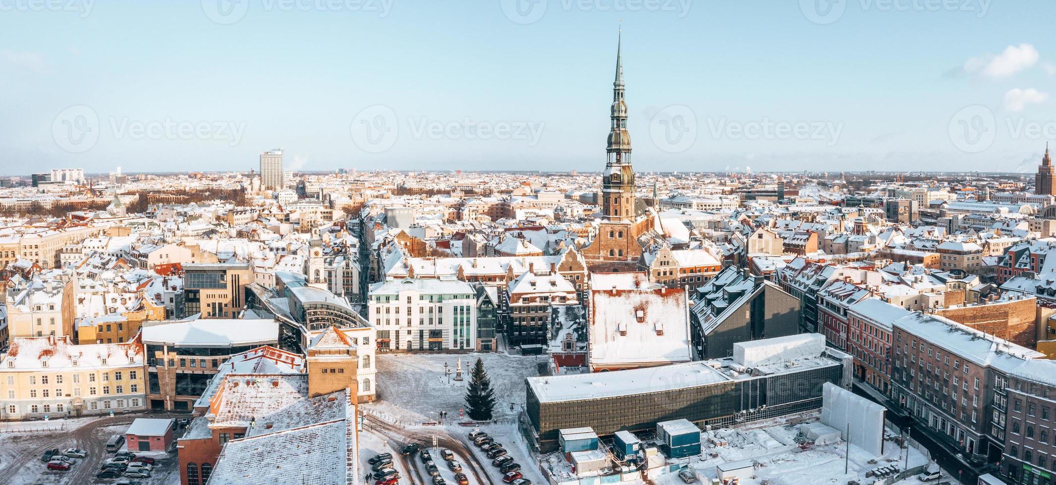 vista aérea de invierno de st. iglesia de pedro en riga, letonia. día de invierno sobre el casco antiguo de riga, letonia. foto