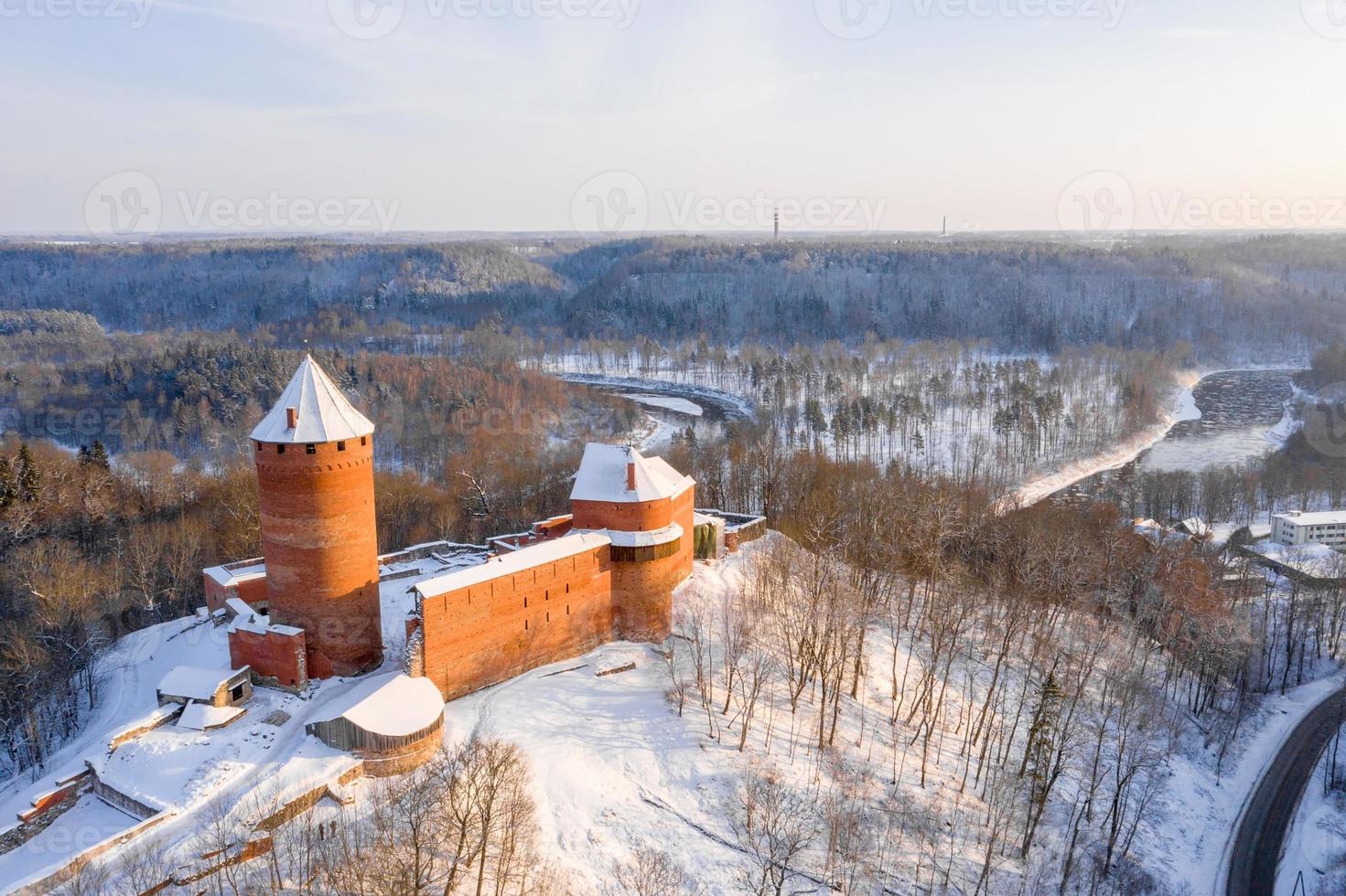 vista aérea panorámica de invierno del castillo de turaida, su patio reconstruido, torre y edificio de viviendas, turaida, sigulda, letonia foto