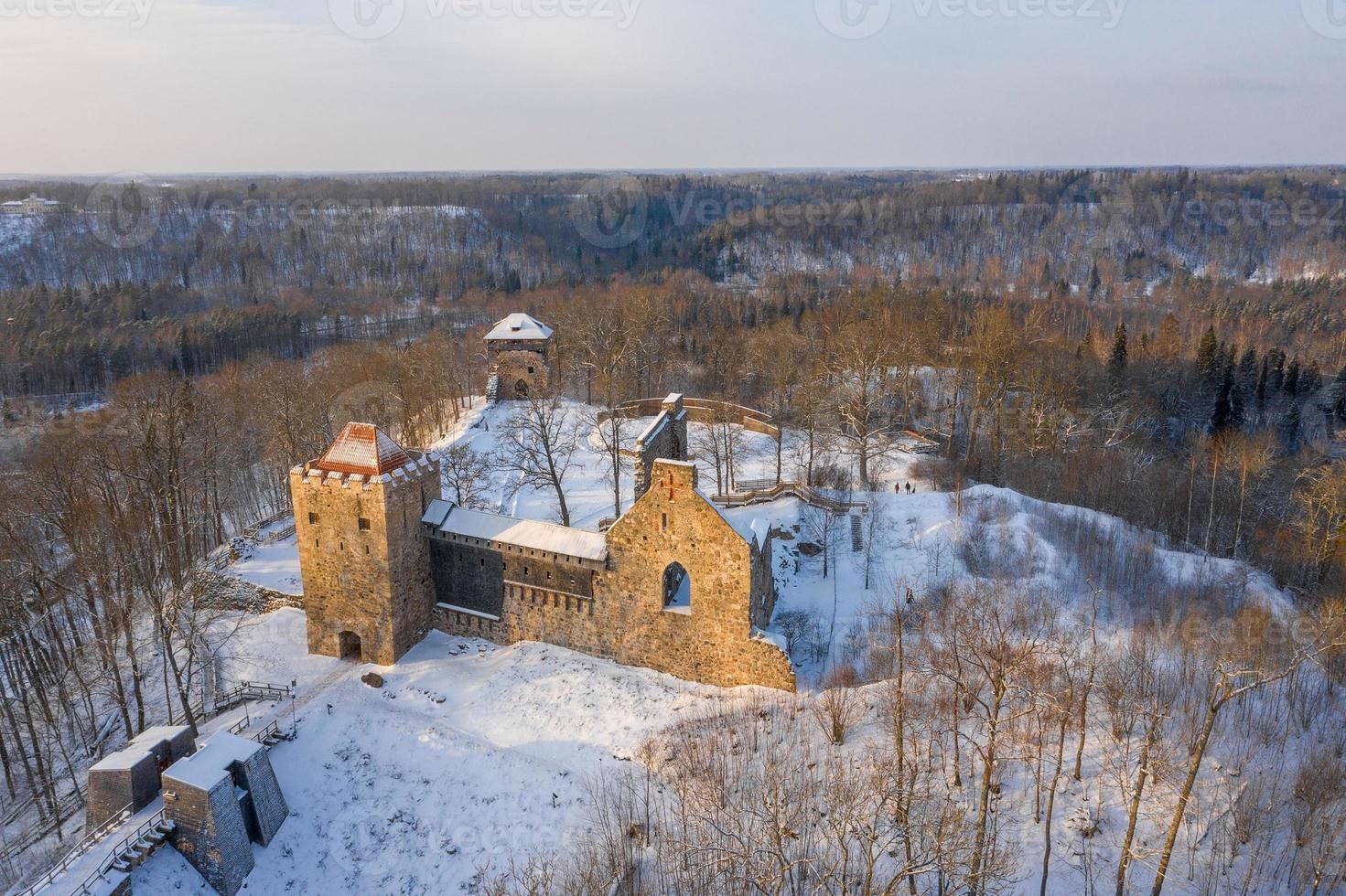 vista clásica de primer plano del famoso castillo a la luz escénica de la mañana al amanecer en un hermoso día frío y soleado en invierno. foto