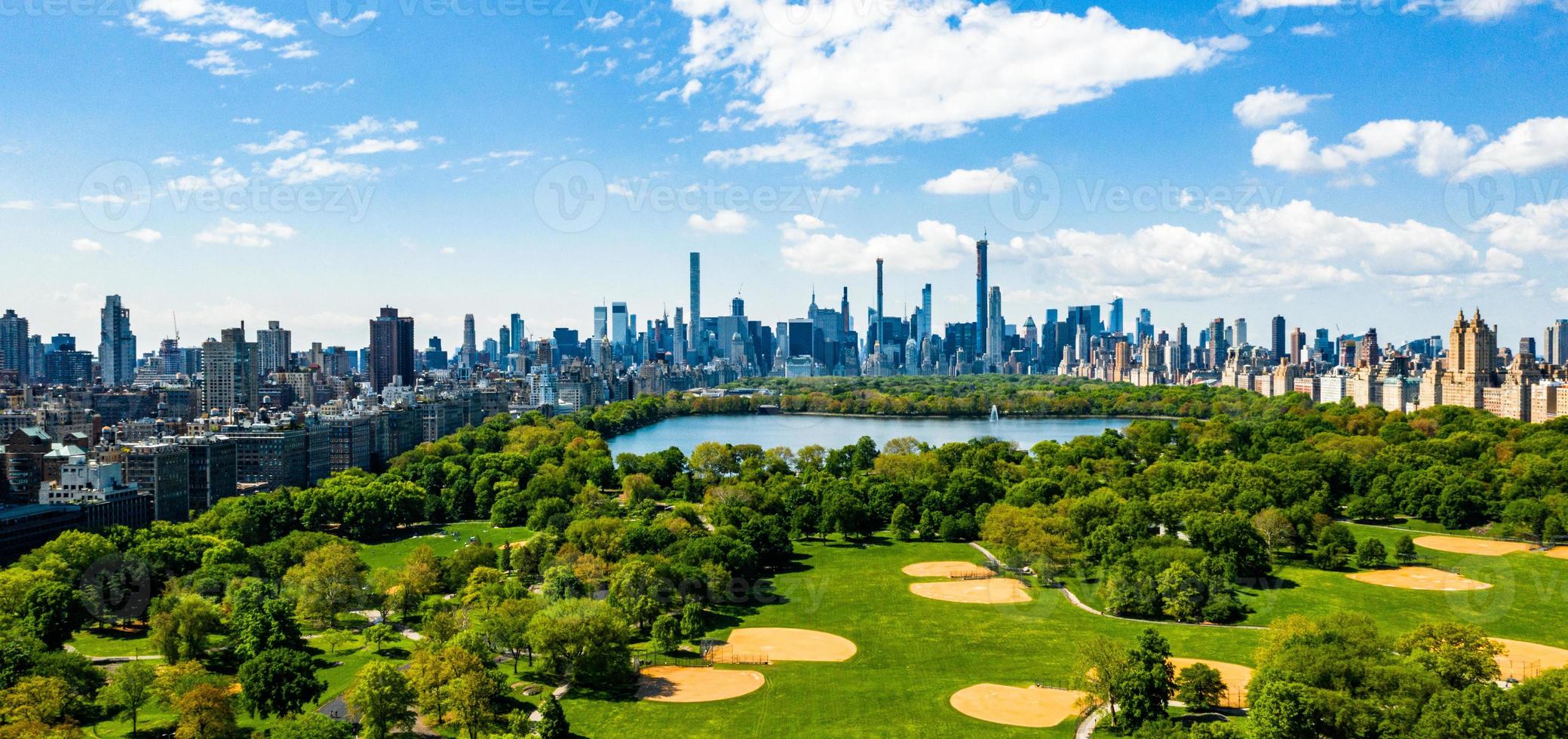 vista aérea del parque central en manhattan, nueva york. enorme hermoso parque está rodeado de rascacielos foto