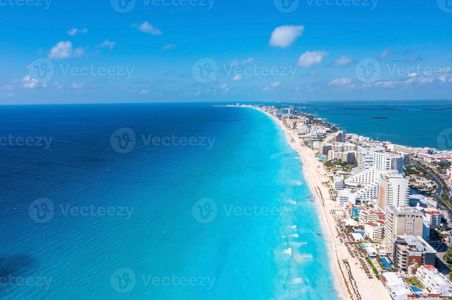 fotos aéreas de hoteles y resorts de lujo que rodean las playas