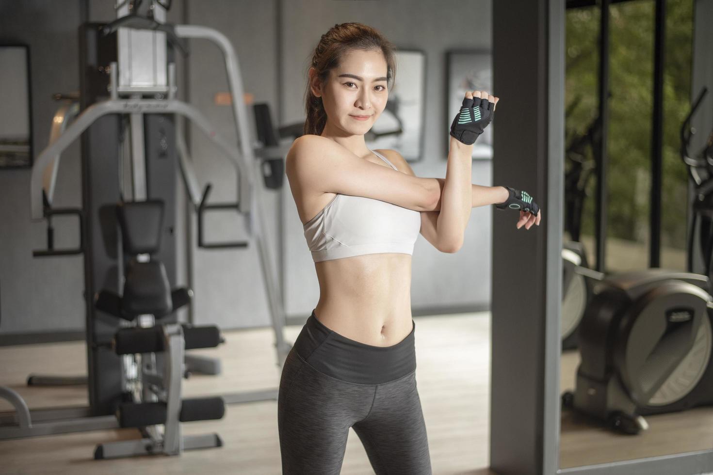 hermosa mujer asiática está haciendo ejercicio en el gimnasio foto