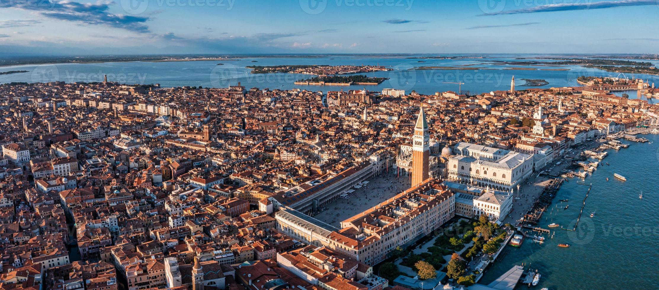 vista aérea de la icónica plaza san marco foto