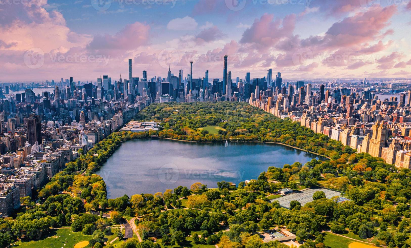 vista aérea del parque central en manhattan, nueva york. enorme hermoso parque está rodeado de rascacielos foto