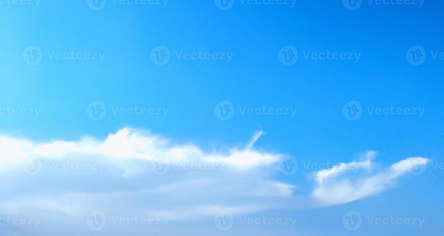 cielo azul con fondo de nubes. textura nublada. enfoque selectivo. copie el espacio Bosquejo foto