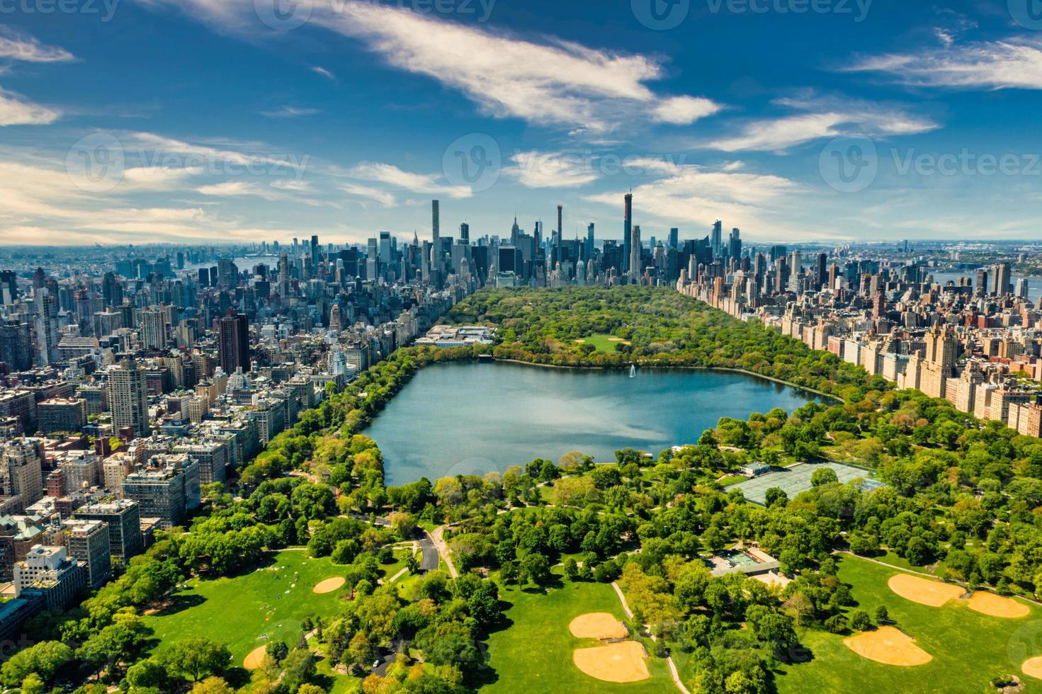 vista aérea del parque central en manhattan, nueva york. enorme hermoso parque está rodeado de rascacielos foto