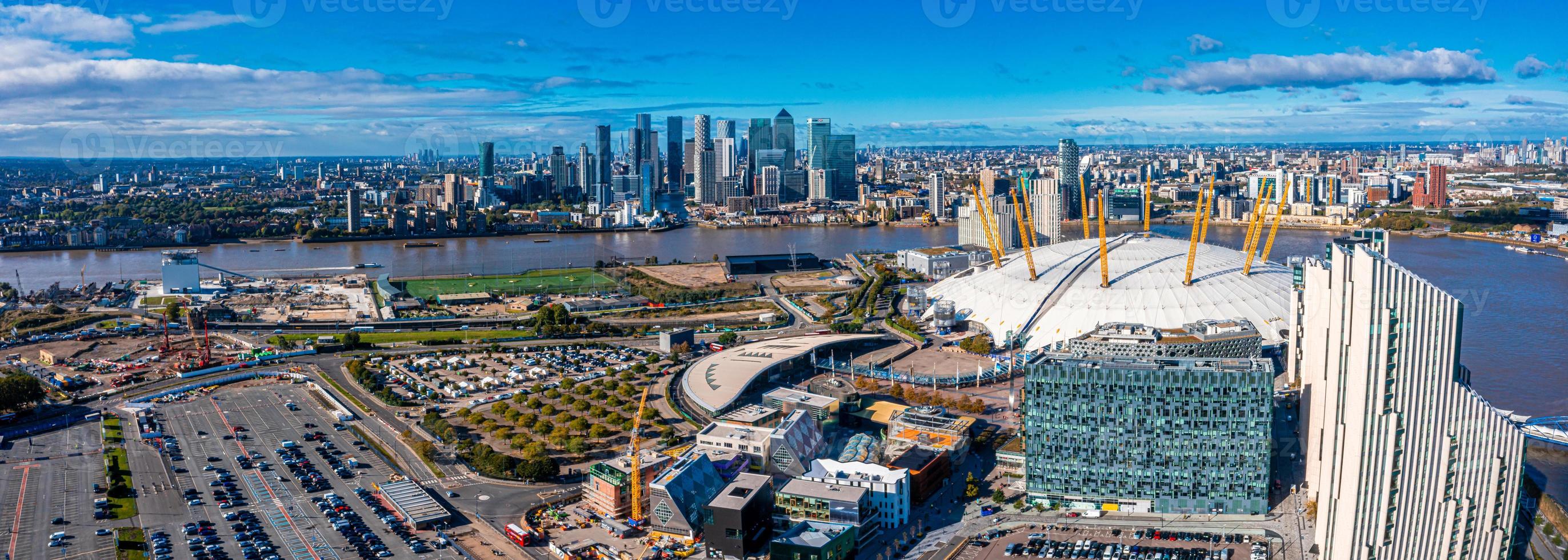 vista aérea de pájaro del icónico o2 arena cerca de la isla de los perros foto