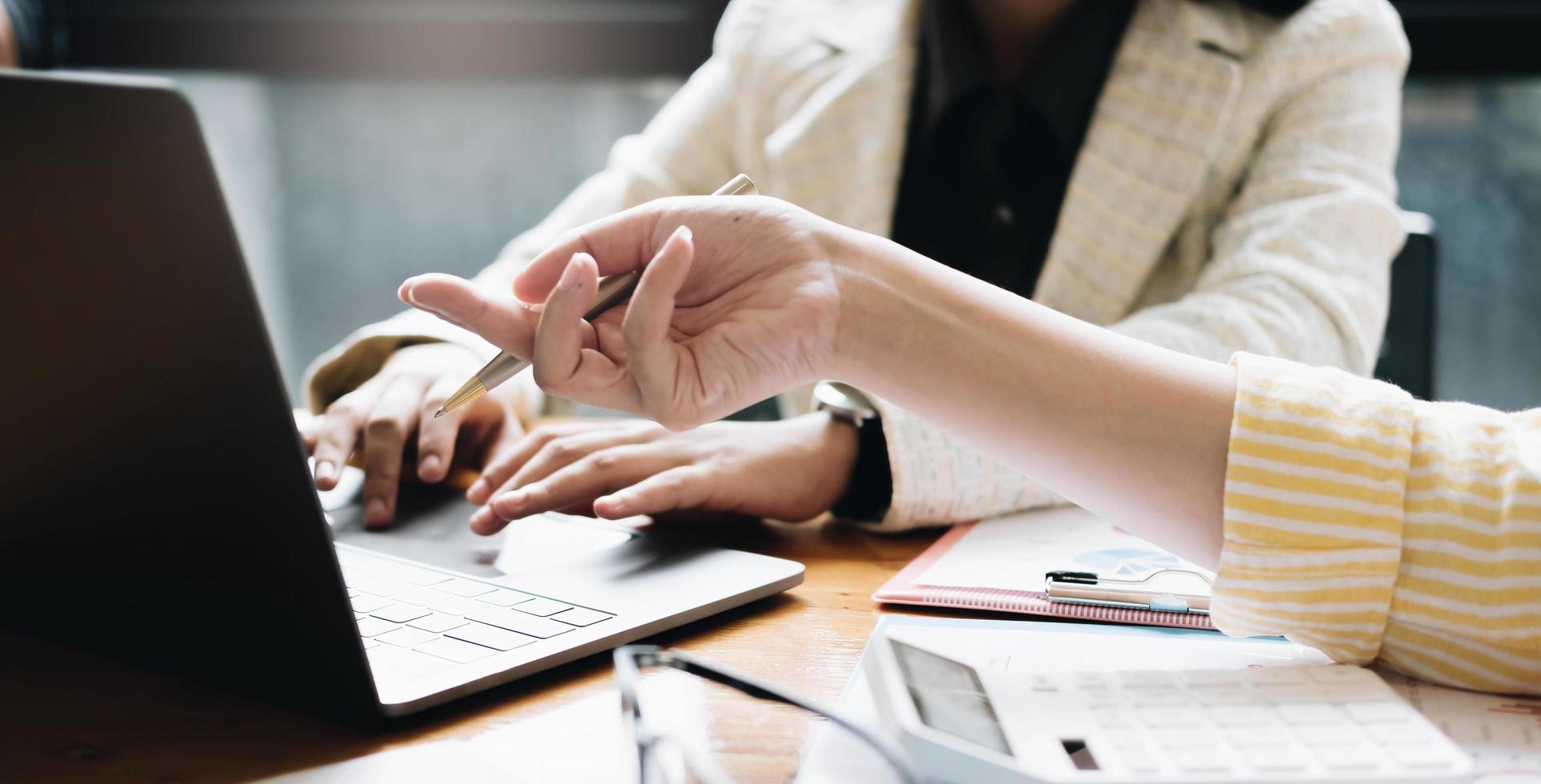 financiero comercial, el contador que discute con el socio se reúne para auditar las ventas de planificación financiera para cumplir los objetivos establecidos el próximo año. concepto de mercado de valores. foto