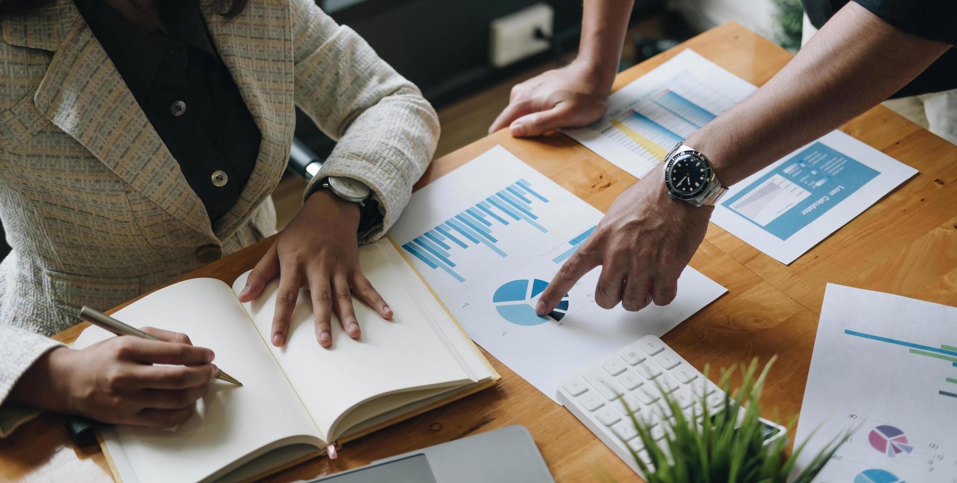 un consultor de negocios masculino describe un plan de marketing para establecer estrategias comerciales para mujeres propietarias de negocios que usan tabletas. concepto de investigación y planificación empresarial. planificación e inversión. foto