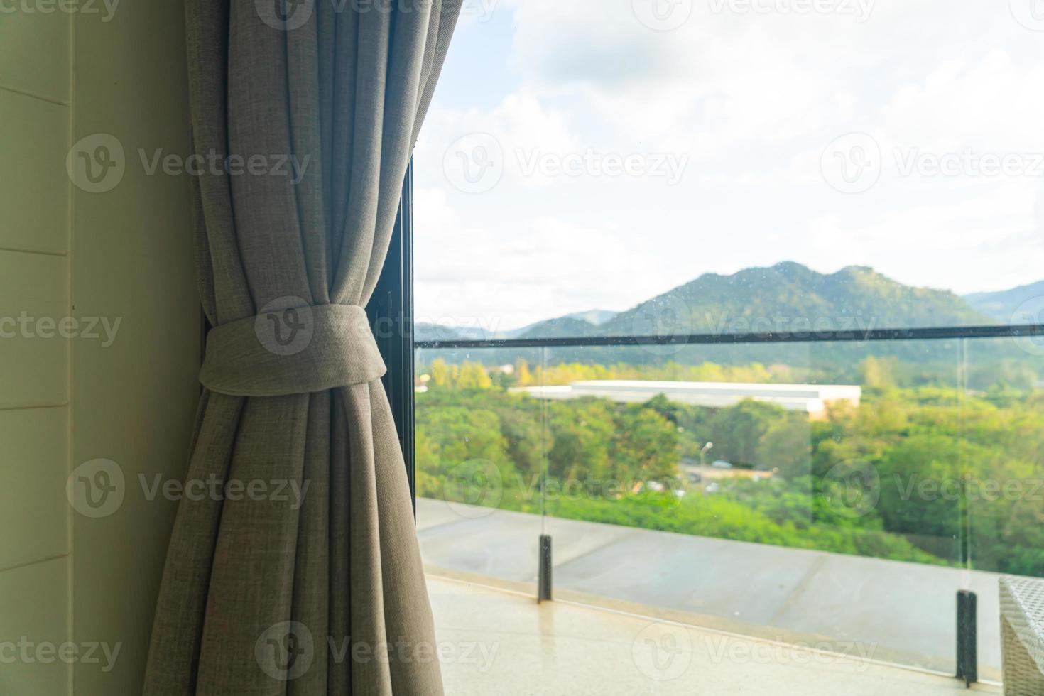 cortina con ventana y luz solar foto