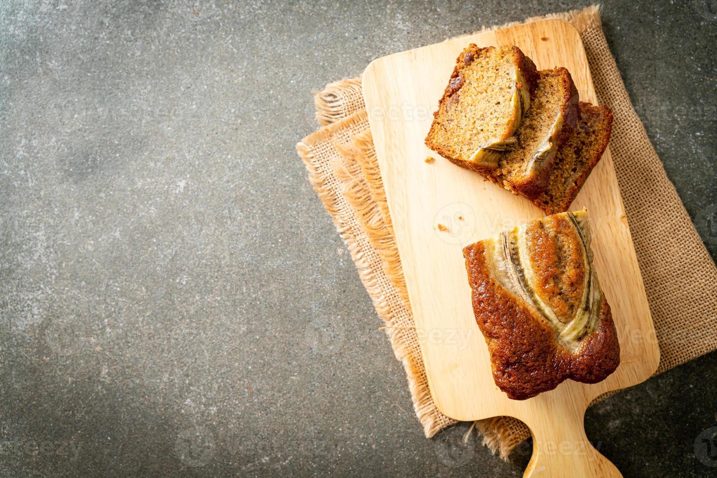 pastel de plátano en tablero de madera foto