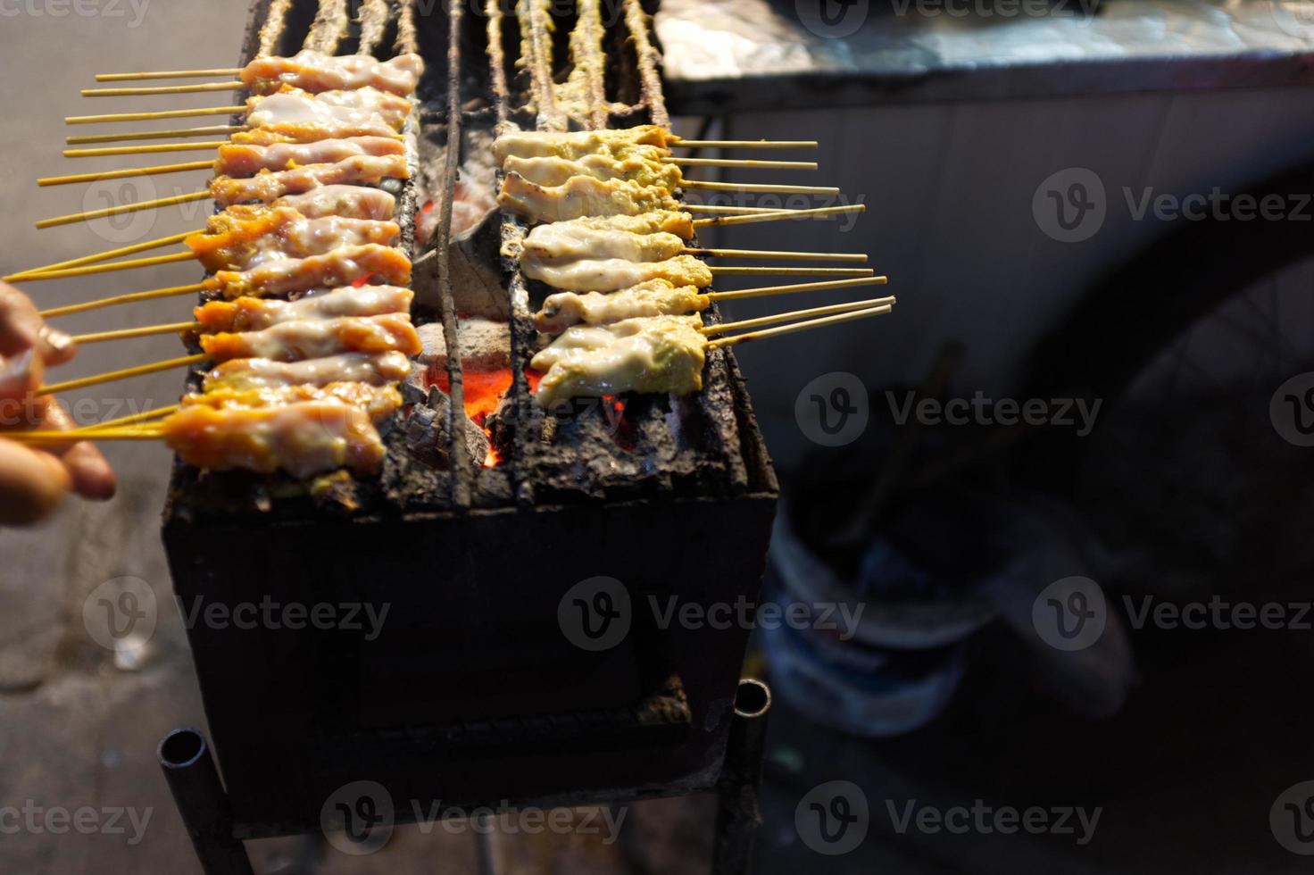 comida tailandesa, satay de cerdo en la estufa. foto