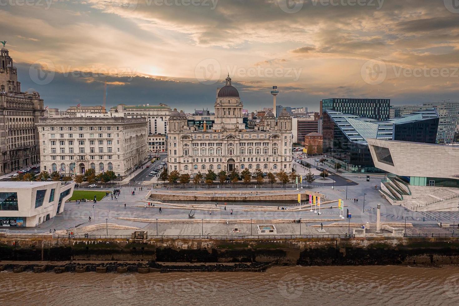 Primer plano aéreo de la torre del Royal Liver Building en Liverpool foto