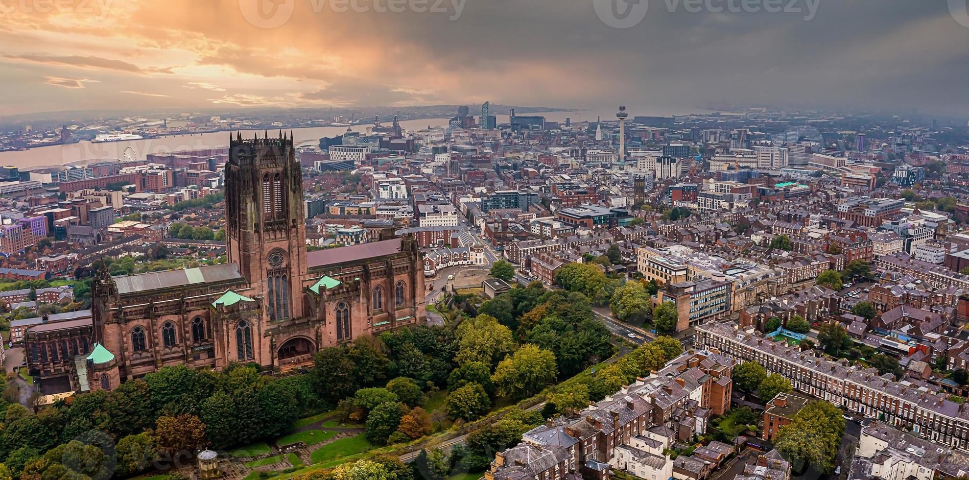 vista aérea de la catedral principal de liverpool en reino unido. foto