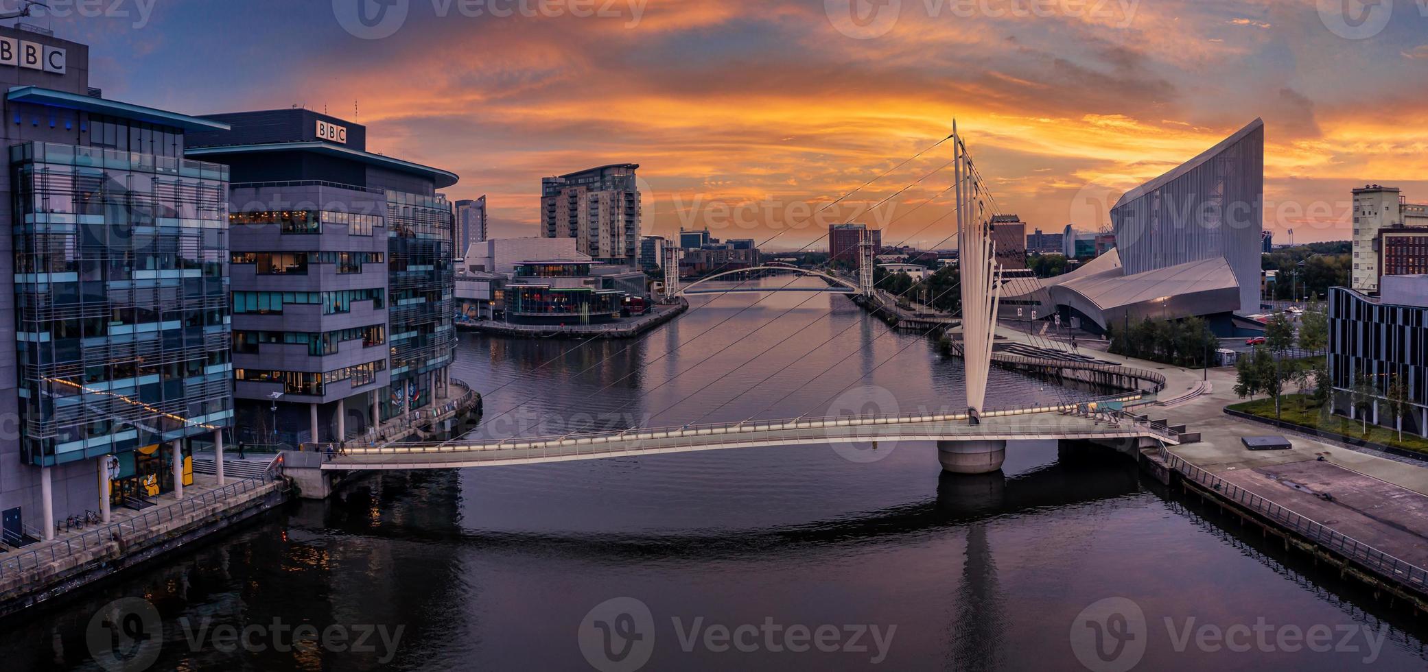 vista aérea de la ciudad de los medios del reino unido está a orillas del manchester al atardecer foto