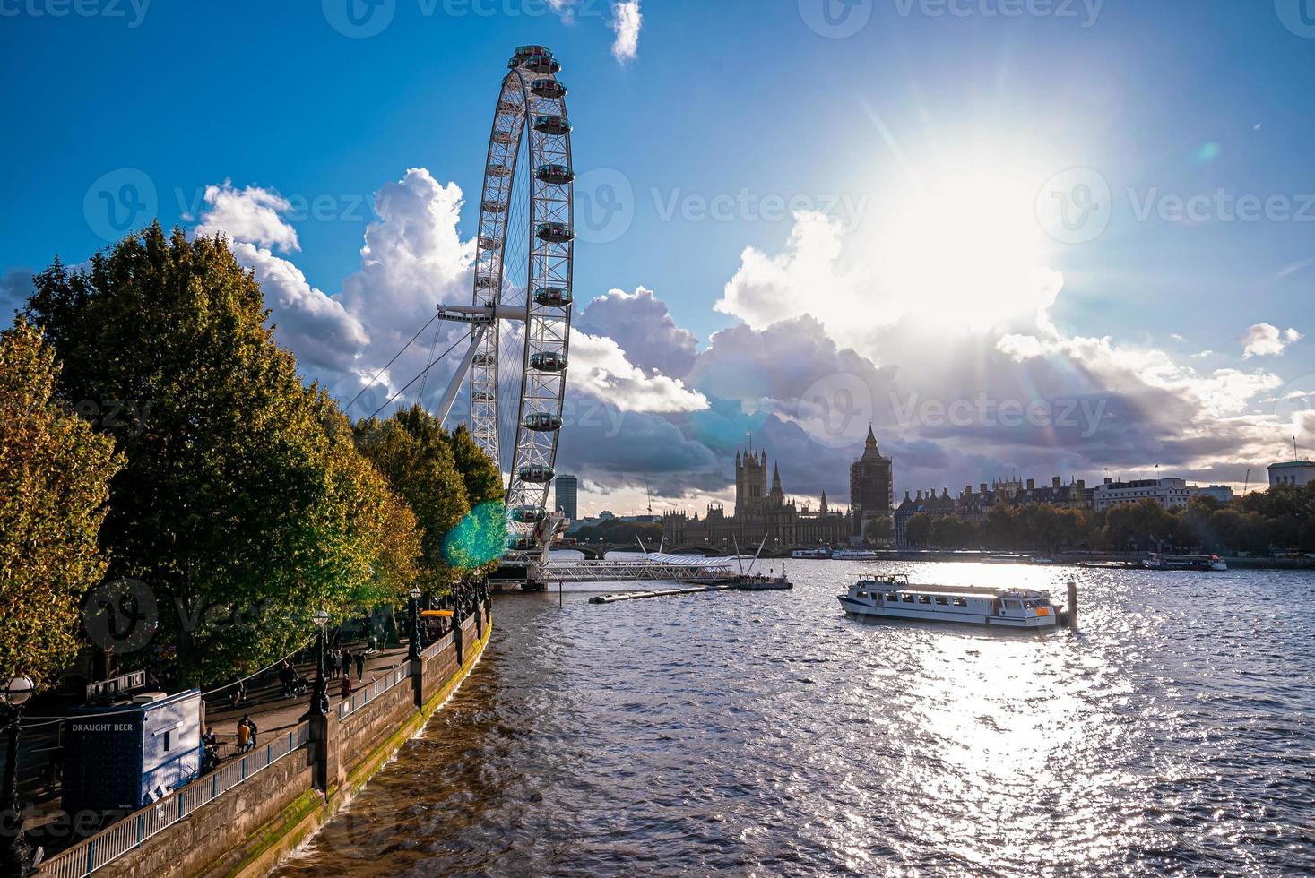 vista del ojo de londres al atardecer. ojo de londres foto