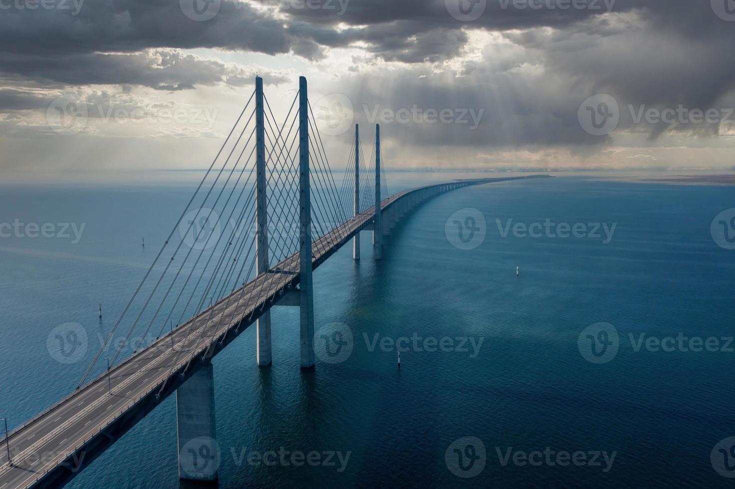 vista aérea panorámica del puente oresundsbron entre dinamarca y suecia. vista del puente de oresund al atardecer foto