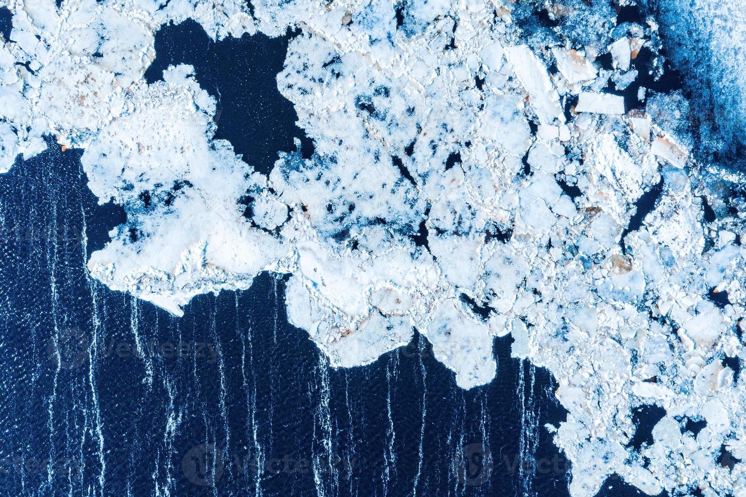 grandes trozos de bloques de hielo formando un hermoso patrón, después de que el barco rompehielos pasara y aplastara el hielo densamente empaquetado. foto