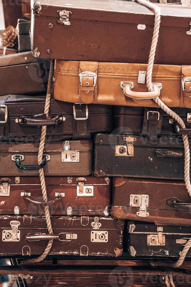 maletas antiguas de pila vintage forma de concepto de diseño de torre equipaje de viaje foto