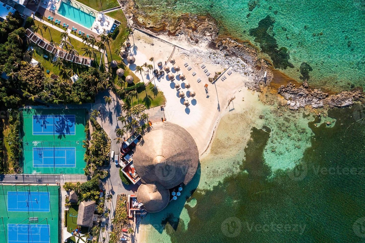 vista aérea del hermoso resort junto al arrecife de coral del mar. foto